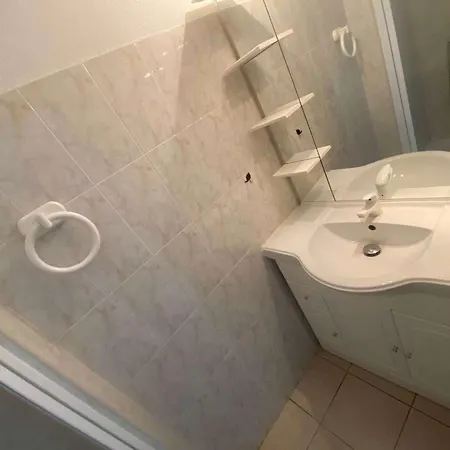 2p Avec Piscine, Terrasse Et Parking Prive A - Fr-1-326-800