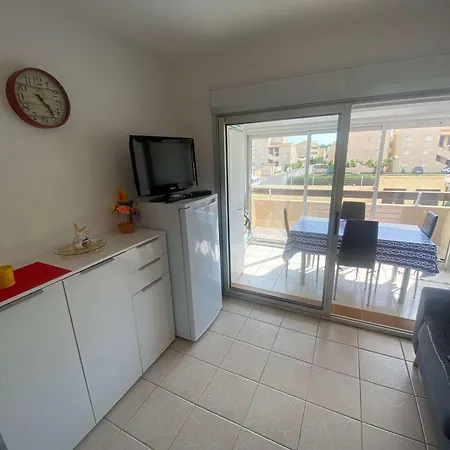 2p Avec Piscine, Terrasse Et Parking Prive A - Fr-1-326-800 Apartmán