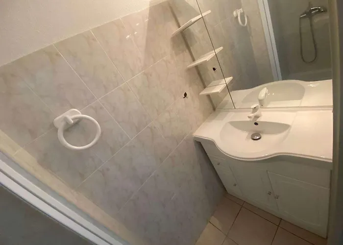 2p Avec Piscine, Terrasse Et Parking Prive A - Fr-1-326-800